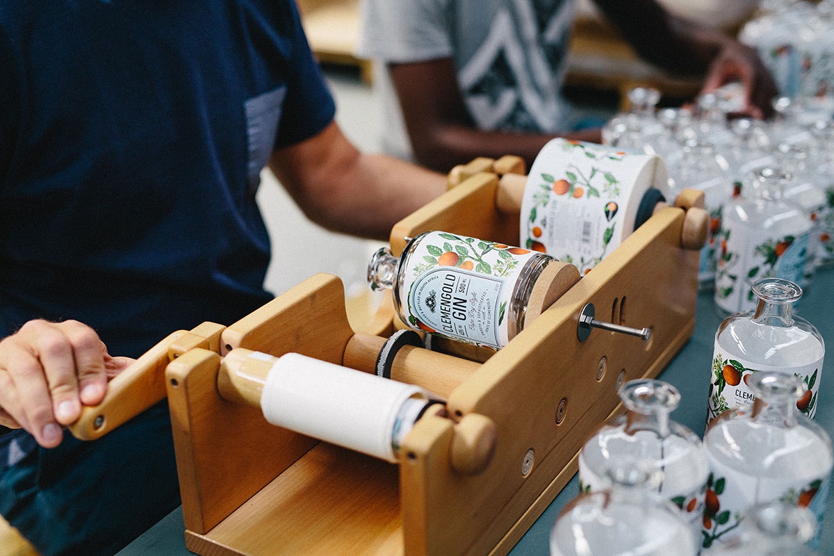 經典海角干燥風格，淡淡的柑橘味白酒包裝設計