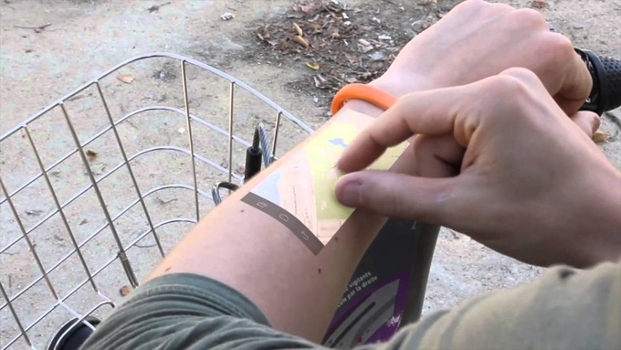 直接在手臂上玩手機？|科技產品設計